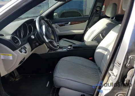 2013 Mercedes-Benz C 300 4Matic z USA, uszkodzony, nr VIN WDDGF8AB4DR284526